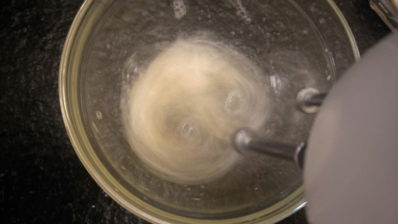 新手奶油小西饼——少油少糖,分次倒入。糖打发蛋白。