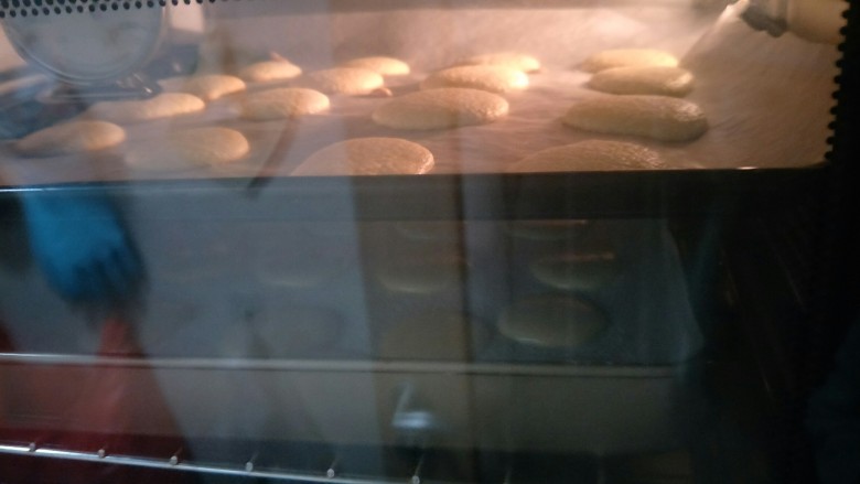 新手奶油小西饼——少油少糖,烤箱上下火170°烤15分钟。