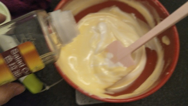 新手奶油小西饼——少油少糖,倒入10克植物油。
