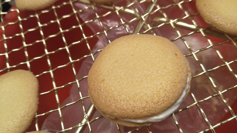 新手奶油小西饼——少油少糖,一个盖上一个做成小西饼的样子。