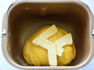 南瓜排包,揉至面团光滑，加入软化的黄油，再开启一个IMIX程序，面团能拉出薄就可以了