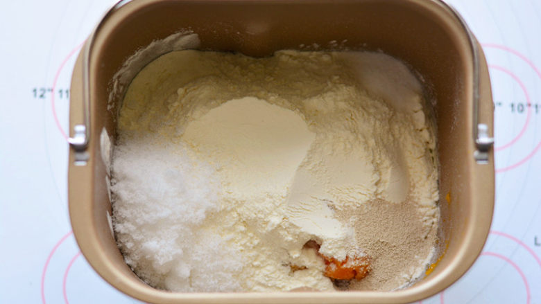 南瓜排包,
原材料按照先液体，后粉类，上层糖、盐的顺序放入面包桶中，启动IMIX程序20分钟