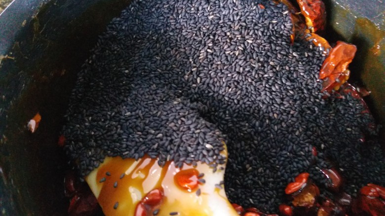自制阿胶糕,最后加入黑芝麻，因为黑芝麻小颗粒的，加进去后拌起来有阻力，所以在其他食材都拌均匀后再加入。