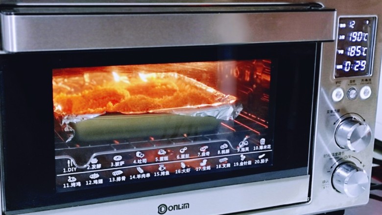好吃不胖～无油低脂零失败的奥尔良面包糠烤鸡腿,将烤盘入东菱烤箱中层，上管190°，下管185°烤30分钟。(具体时间及时间根据自家烤箱性能另定)