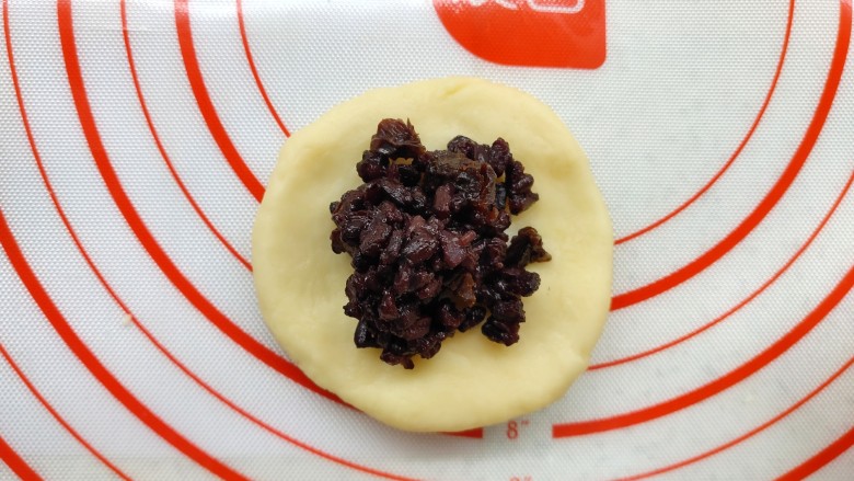 香甜可口的紫米华夫饼,用手压平，包上紫米馅。