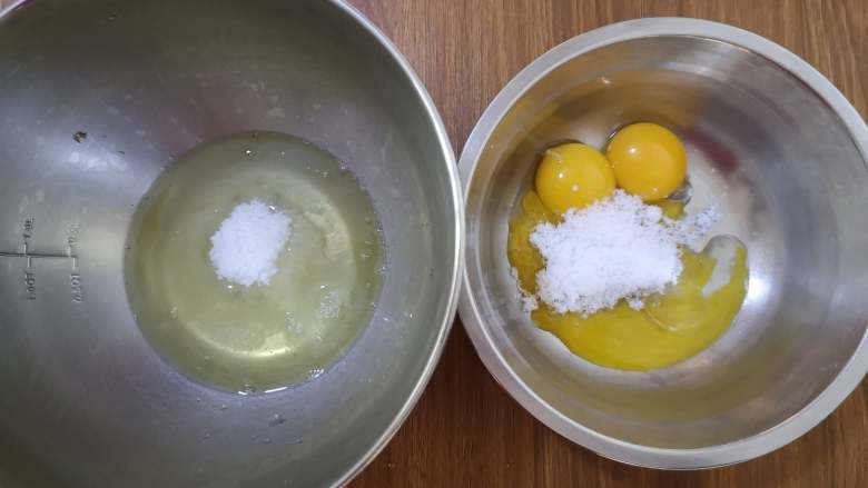 牛奶小蛋糕,将鸡蛋的蛋白和蛋黄分离，分别装在两个盆里，盆要干净、无油无水的哦，蛋黄中加15克白糖，蛋白中加35克白糖。