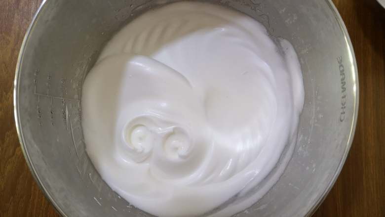 牛奶小蛋糕,用电动打蛋器打至干性发泡的状态。