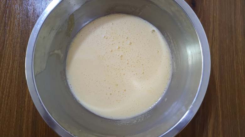 牛奶小蛋糕,蛋黄和白糖，用电动打蛋器搅拌均匀成蛋黄糊。