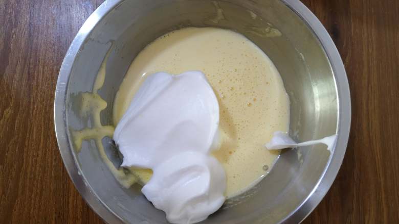 牛奶小蛋糕,将三分之一的蛋白与蛋黄糊混合，用刮刀轻轻搅拌，不要消泡哦。