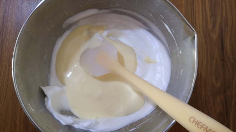 牛奶小蛋糕,再将蛋黄糊全部倒入蛋白中，轻轻地搅拌均匀，这里也要注意不要消泡哦，不过也不用担心，这一步还是很容易搅拌均匀的。