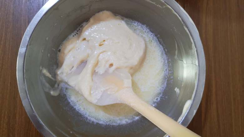 牛奶小蛋糕,舀一部分面糊倒入玉米油中，混合均匀。