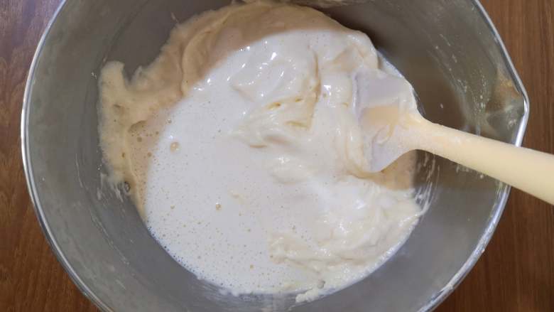 牛奶小蛋糕,再将玉米油混合液倒入面糊中，轻轻地搅拌成光滑的面糊。