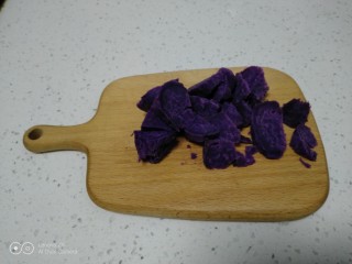 紫薯奶昔,切成小块。