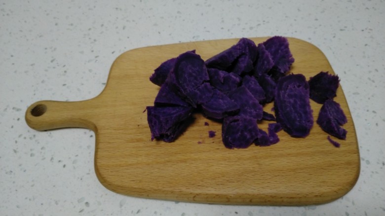 紫薯奶昔,切成小块。