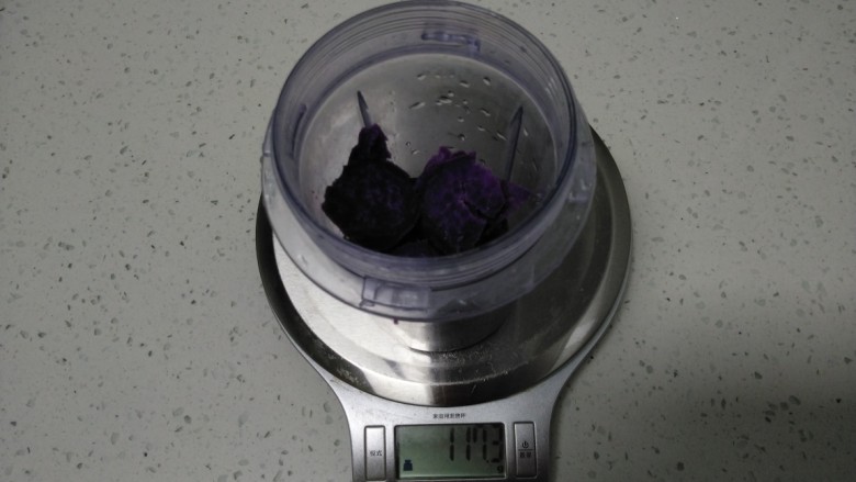 紫薯奶昔,放入料理杯里。