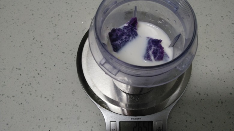 紫薯奶昔,倒入纯奶。