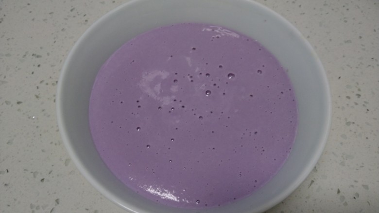 紫薯奶昔,倒入碗里。