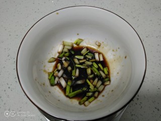 烤金针菇,上述调料加入碗里，搅拌均匀。