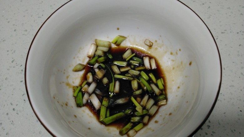 烤金针菇,上述调料加入碗里，搅拌均匀。
