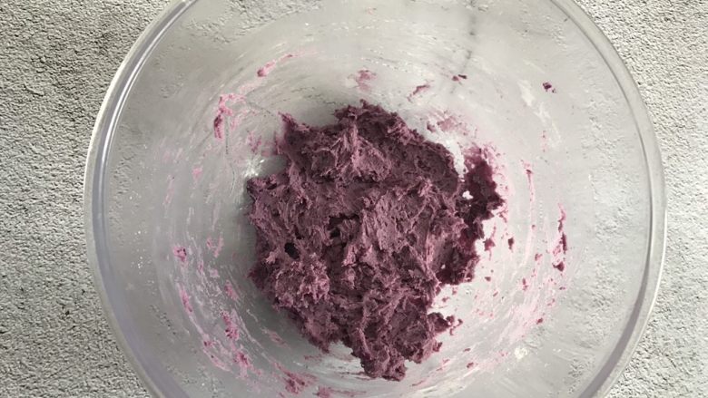 紫薯曲奇,搅拌均匀，装入裱花袋