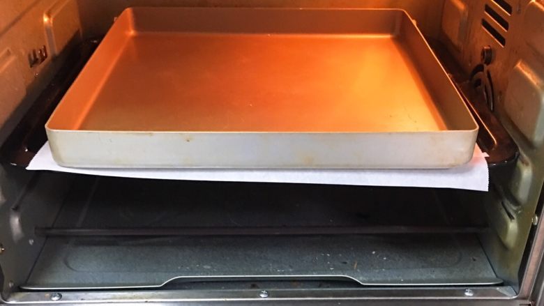 喜饼-南瓜豆沙味,烤箱预热至175度，烤盘送入烤箱中层烤制6分钟定型。
