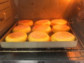 喜饼-南瓜豆沙味,烤完拿出，将饼翻个身再移至金盘，放入底层烤制12分钟。