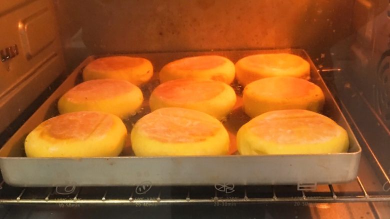 喜饼-南瓜豆沙味,烤完拿出，将饼翻个身再移至金盘，放入底层烤制12分钟。