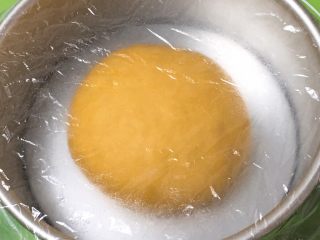 喜饼-南瓜豆沙味,厨师机揉面至面粉结团，无需出膜状态。揉面完成整理、滚圆放入模具，盖上保鲜膜。