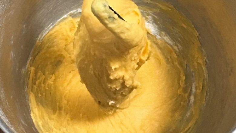 喜饼-南瓜豆沙味,厨师机揉面10分钟，检查面团硬湿度，太湿可以加面粉。