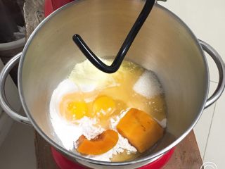 喜饼-南瓜豆沙味,将所有材料放入厨师机，先干材料，后液体。