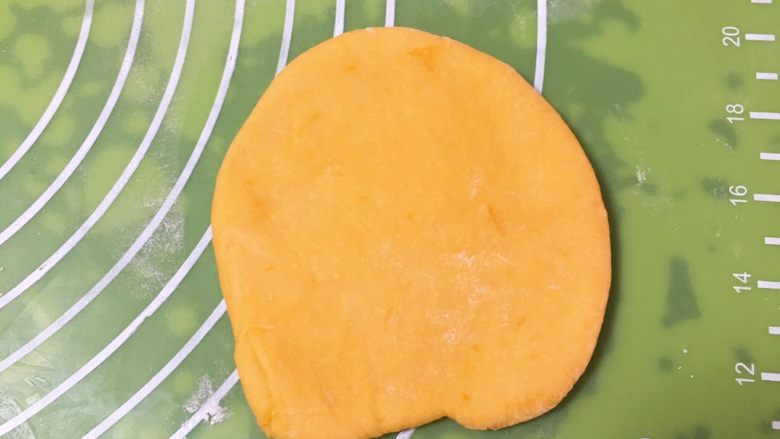 喜饼-南瓜豆沙味,取出一个剂子擀成圆饼。