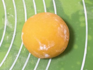 喜饼-南瓜豆沙味,翻个身放入烤盘，也要盖上保鲜膜，这种饼风化很快的。