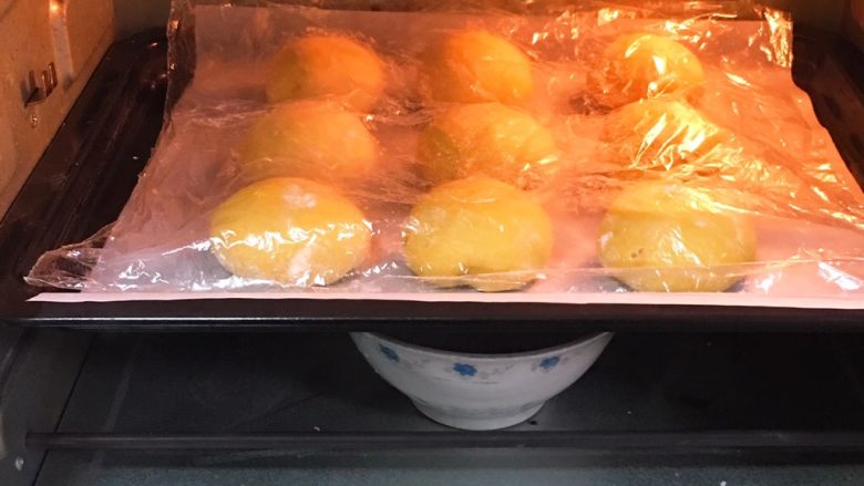 喜饼-南瓜豆沙味,送入烤箱两次发酵，方法同上也是60分钟。