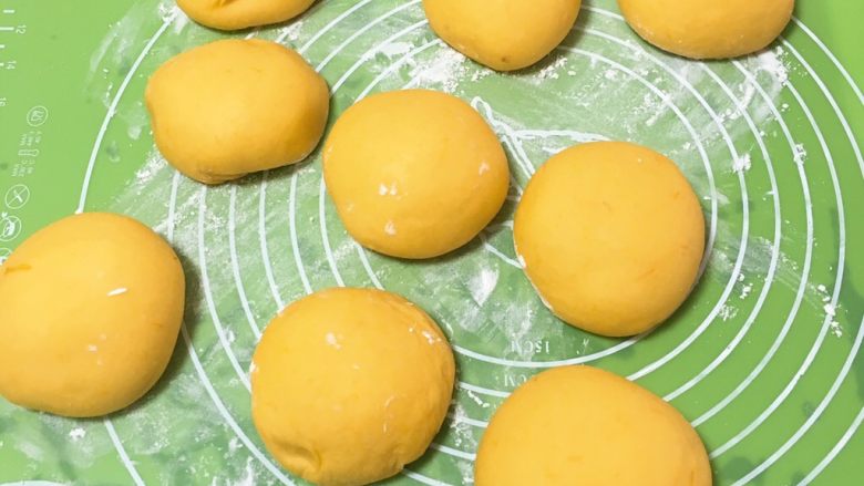 喜饼-南瓜豆沙味,发酵完成拿出轻轻的用手掌压一下成饼，再放入烤盘。