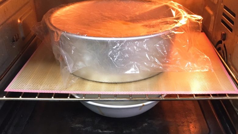 喜饼-南瓜豆沙味,烤箱发酵档，底部放一碗热水，发酵60分钟。