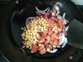 牛肉丸芝士焗饭,加入玉米，蕃茄。