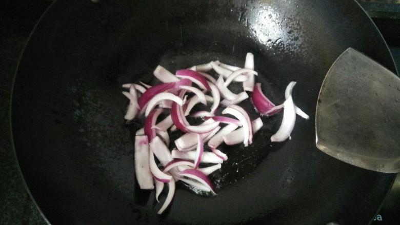牛肉丸芝士焗饭,热锅放油放入洋葱抄香。