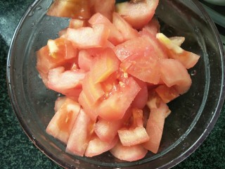 牛肉丸芝士焗饭,蕃茄用热水烫一下去皮切小块。
