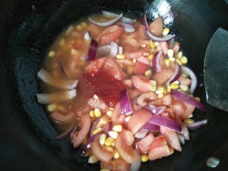 牛肉丸芝士焗饭,放入淹过食材的水放入蕃茄酱拌均匀