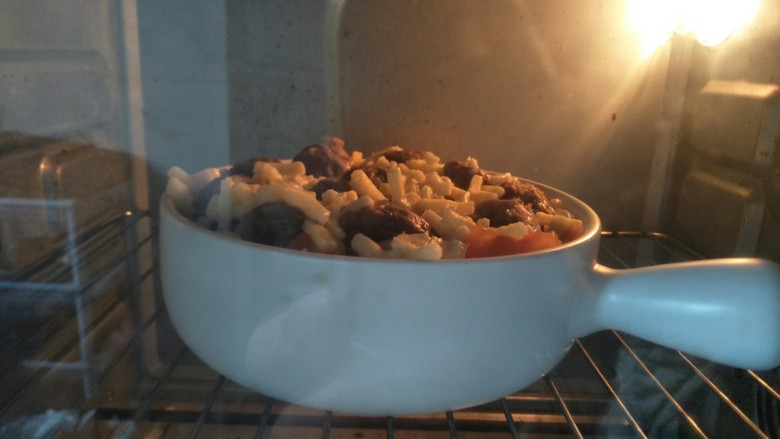 牛肉丸芝士焗饭,放入预热好的200度烤箱烤八分钟。烤箱温度根据自家的调节。