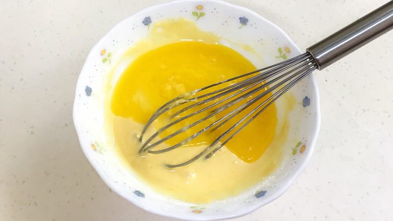 百香果汁玛德琳,加入融化的黄油，拌至黄油和面糊完全融合。