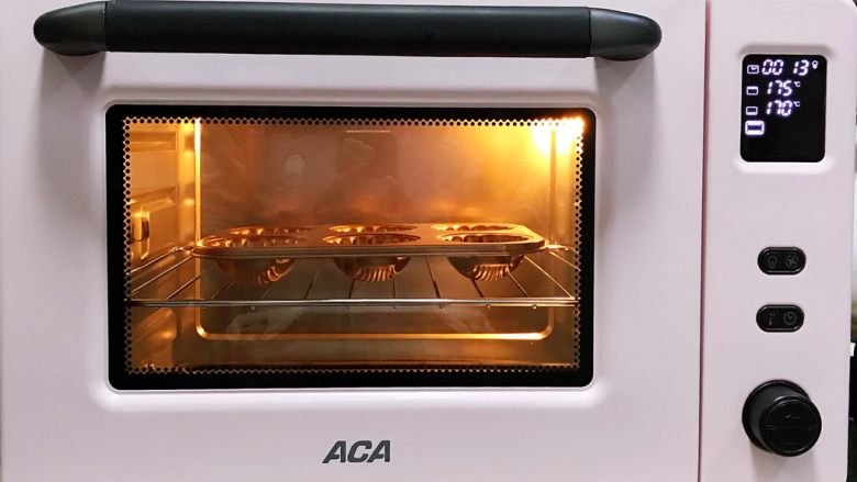 百香果汁玛德琳,入预热好的烤箱中，上火175度下火170度烘烤约13分钟。