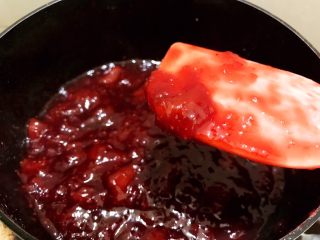 酸甜好吃的草莓酱,继续小火慢慢熬到能挂住刮刀即可