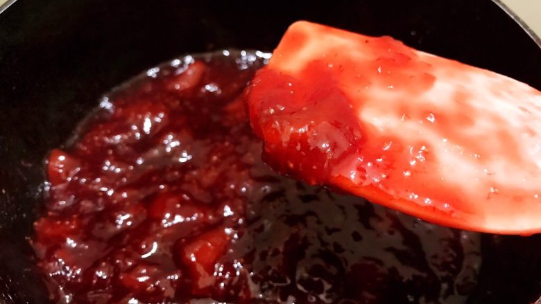 酸甜好吃的草莓酱,继续小火慢慢熬到能挂住刮刀即可