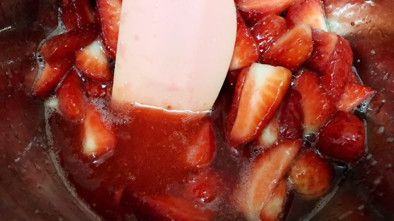 酸甜好吃的草莓酱,腌制好的草莓果胶渗出