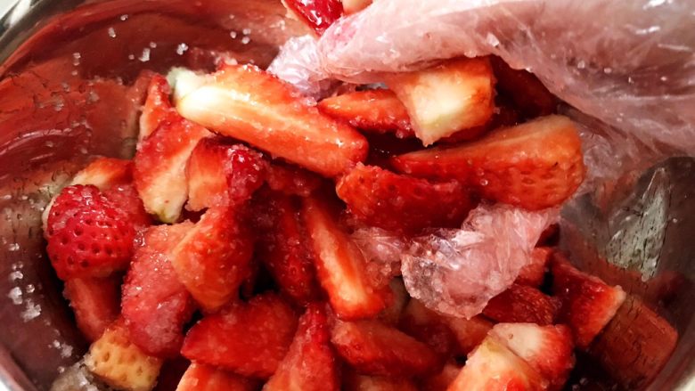 酸甜好吃的草莓酱,戴上一次性手套抓匀后盖上保鲜膜放入冰箱冷藏腌制几个小时