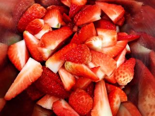 酸甜好吃的草莓酱,全部切好放入无水无油的盆里