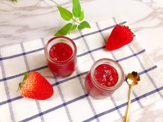 酸甜好吃的草莓酱,做好的草莓酱放入冰箱冷藏保存，自己做的草莓酱糖量不是很多，尽快一个礼拜食用完