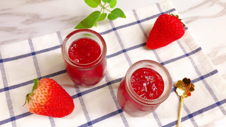 酸甜好吃的草莓酱,做好的草莓酱放入冰箱冷藏保存，自己做的草莓酱糖量不是很多，尽快一个礼拜食用完