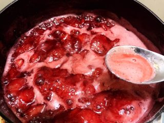酸甜好吃的草莓酱,等表面的泡沫变细腻后，撇去浮末